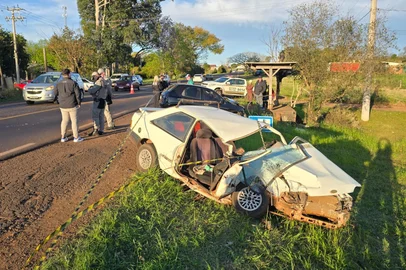 Idoso morre em acidente envolvendo dois carros e um caminhão na BR-472 em Santa Rosa<!-- NICAID(16110900) -->
