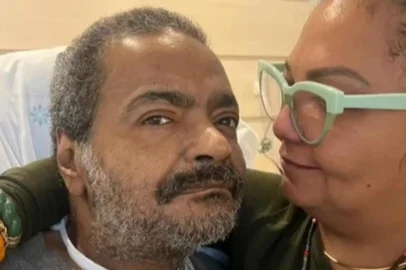 Arlindo Cruz e a esposa, Babi, que postou vídeo em que ele interage com banjo. Músico ficou com graves sequelas após AVC.<!-- NICAID(15822796) -->