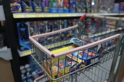 Passo-fundenses começam a ir às ruas em busca de presentes para o Dia das Crianças<!-- NICAID(15562406) -->