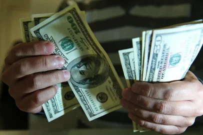 PORTO ALEGRE, RS, BRASIL, 04-06-2013 : Efeitos da disparada do dólar. Fotografias produzidas em uma casa de câmbio e loja de eletrodomésticos do shopping Praia de Belas (Foto: BRUNO ALENCASTRO/Agência RBS, Editoria Economia)<!-- NICAID(9445343) -->