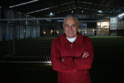 CAXIAS DO SUL, RS, BRASIL, 30/05/2025. Adenor Bachi, o Tite. Ex-técnico da Seleção Brasileiro e do Caxias, fala sobre os 25 anos da conquista do Campeonato Gaúcho 2000. Na entrevista também estava presente o médico Aloir de Oliveira, que também trabalhava com a SER Caxias na época da conquista. (Porthus Junior/Agência RBS)<!-- NICAID(16049192) -->