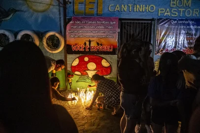 Pessoas fazem vigília em frente à creche de Blumenau onde quatro crianças foram mortasSC - CRECHE/BLUMENAU/ATAQUE/CRIANÇAS/MORTES/VIGÍLIA - GERAL - Moradores de Blumenau (SC) fazem vigília em frente à creche Cantinho Bom Pastor, na noite desta quarta-feira (5),   depois que um ataque deixou quatro crianças mortas nesta manhã, segundo o Corpo de Bombeiros. O assassino, de 25   anos, levava uma machadinha e uma faca e, após fugir do local do crime, se apresentou à Polícia Militar.    05/04/2023 - Foto: TABA BENEDICTO/ESTADÃO CONTEÚDOEditoria: GERALLocal: BLUMENAUIndexador: TABA BENEDICTOFotógrafo: ESTADÃO CONTEÚDO<!-- NICAID(15395724) -->
