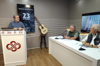 Leilão de violão autografado do cantor Leonardo arreadou R$ 65 mil para ajudar vítimas das enchentes<!-- NICAID(15549738) -->