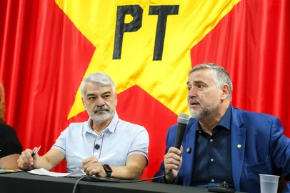 Coletiva de imprensa do presidente nacional do PT, senador Humberto Costa. O deputado Paulo Pimenta acompanhou.<!-- NICAID(16010473) -->