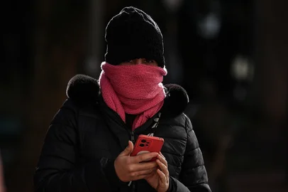 PORTO ALEGRE, RS, BRASIL - 24-06-2025 - FRENTE FRIA. Início de inverno chega com onda de frio no Rio Grande do Sul. Em Porto Alegre, os termômetros marcaram 4 graus na madrugada. Foto: Duda Fortes/Agência RBS<!-- NICAID(16066015) -->