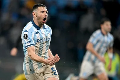 Racing's forward #09 Adrian Martinez celebrates scoring his team's second goal during the Copa Libertadores round of 16 second leg football match between Argentina's Racing and Uruguay's Penarol at the Presidente Juan Domingo Peron (El Cilindro) Stadium, in Buenos Aires on August 19, 2025. (Photo by Luis ROBAYO / AFP)<!-- NICAID(16105512) -->