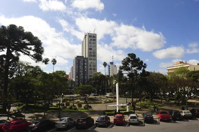 CAXIAS DO SUL, RS, BRASIL, 29/08/2022. Imagens ambientais da Praça Dante Alighieri, no centro de Caxias do Sul. Na tarde da segunda-feira (29), a fonte passava por limpeza periódica. (Bruno Todeschini/Agência RBS)<!-- NICAID(15190370) -->