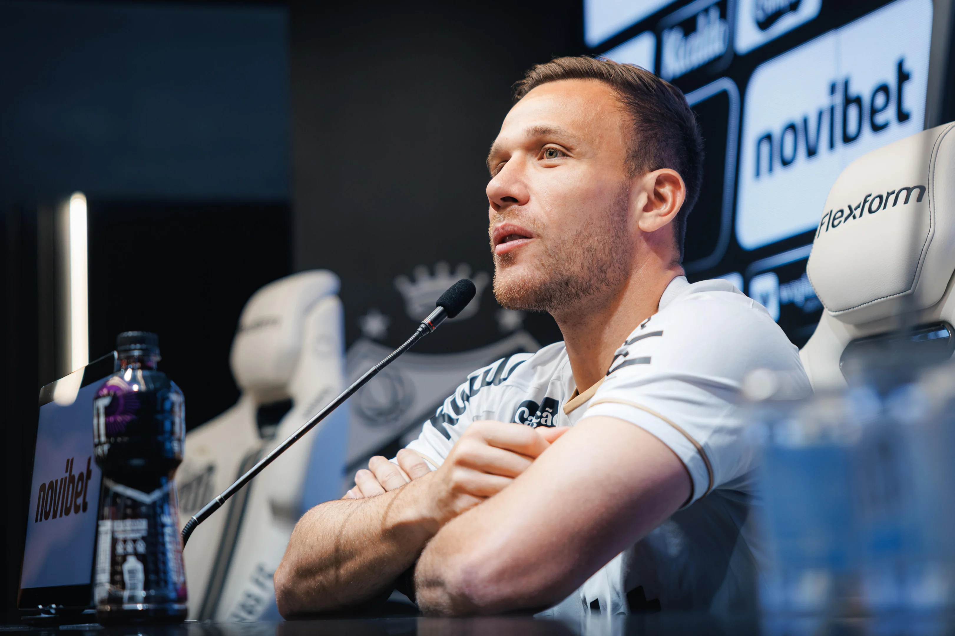 Arthur troca nome do Santos pelo Grêmio em apresentação e se explica