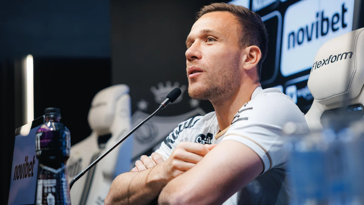 Arthur troca nome do Santos pelo Grêmio em apresentação e se explica