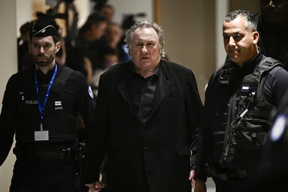 French actor Gerard Depardieu leaves during a suspension of hearing as part of his trial in which he is accused of sexually abusing two women during a film shoot in 2021, at the Paris criminal court in the Tribunal de Paris courthouse, on March 24, 2025. Depardieu, 76, who has made more than 200 films and television series, has been accused of improper behaviour by around 20 women but this is the first case to come to trial. The two plaintiffs -- Amelie, 54, a set dresser, and Sarah (name changed), 34, an assistant director -- allege sexual assault during the filming in 2021 of "Les Volets Verts" ("The Green Shutters") by director Jean Becker. (Photo by JULIEN DE ROSA / AFP)Editoria: CLJLocal: ParisIndexador: JULIEN DE ROSASecao: trialsFonte: AFPFotógrafo: STF<!-- NICAID(16002248) -->