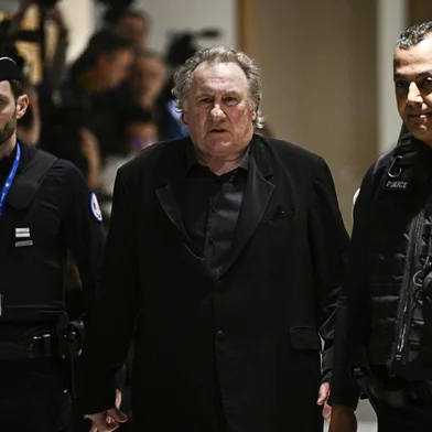 French actor Gerard Depardieu leaves during a suspension of hearing as part of his trial in which he is accused of sexually abusing two women during a film shoot in 2021, at the Paris criminal court in the Tribunal de Paris courthouse, on March 24, 2025. Depardieu, 76, who has made more than 200 films and television series, has been accused of improper behaviour by around 20 women but this is the first case to come to trial. The two plaintiffs -- Amelie, 54, a set dresser, and Sarah (name changed), 34, an assistant director -- allege sexual assault during the filming in 2021 of "Les Volets Verts" ("The Green Shutters") by director Jean Becker. (Photo by JULIEN DE ROSA / AFP)Editoria: CLJLocal: ParisIndexador: JULIEN DE ROSASecao: trialsFonte: AFPFotógrafo: STF<!-- NICAID(16002248) -->