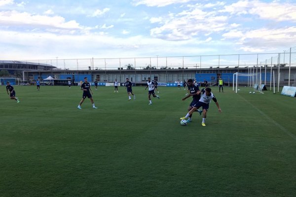 Após goleada, Grêmio se reapresenta sob forte chuva