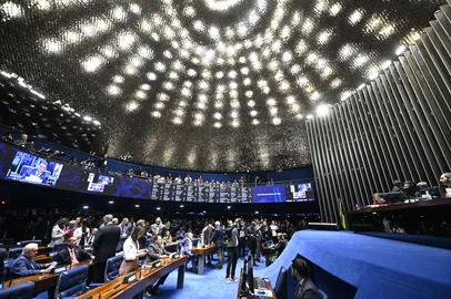 Ton Molina / Agência Senado/Divulgação Plenário do Senado Federal durante sessão deliberativa ordinária. Ordem do dia. Na pauta, quinta e última sessão de discussão e votação, em primeiro turno, da proposta de emenda à Constituição que acaba com a escala 6x1 - seis dias de trabalho e um de repouso ( PEC 221/2019). O texto reduz a jornada laboral de 44 para 40 horas semanais, que podem ser cumpridas em cinco dias de oito horas diárias com repouso semanal remunerado de dois dias. A proposta estabelece dois dias de repouso, um deles preferencialmente aos domingos, sem redução salarial. Mesa: senadora Teresa Leitão (PT-PE); senador Veneziano Vital do Rêgo (MDB-PB); presidente do Senado Federal, senador Davi Alcolumbre (União-AP); secretário-geral da Mesa do Senado Federal, Danilo Augusto Barboza de Aguiar;senador Izalci Lucas (PL-DF). Parlamentares acompanham sessão.Painel eletrônico de votação.Foto: Ton Molina/Agência Senado<!-- NICAID(16387511) -->