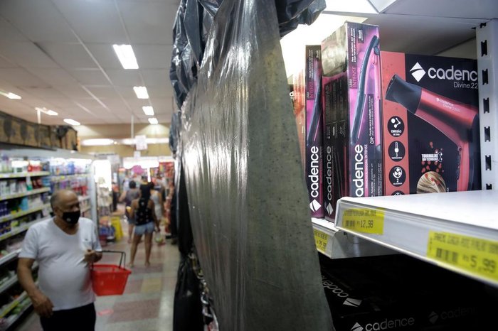 Lonas encobriram os produtos em supermercados da Capital