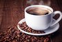 Tomar café logo ao acordar faz mal? Especialistas explicam o hábito