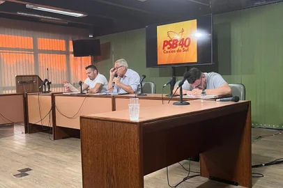 Uma reunião do diretório do Partido Socialista Brasileiro (PSB), de Caxias do Sul, aprovou a entrada da sigla na base de apoio do governo Adiló Didomenico (PSDB). Após as deliberações e avaliações dos correligionários na noite desta segunda-feira (13), ficou decidido que o ex-presidente socialista, Adriano Boff, e o atual vereador pelo partido, Wagner Petrini, têm "carta branca" para definir com o Executivo de que forma se dará esta composição. Ou seja, são eles que irão conversar com o prefeito a respeito dos cargos na prefeitura que serão ocupados pelo PSB.<!-- NICAID(15349596) -->