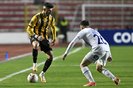 The Strongest's Argentine forward Joel Amoroso (L) and Huachipato's defender Leandro Diaz fight for the ball during the Copa Libertadores group stage second leg football match between Bolivia's The Strongest and Chile's Huachipato at Hernando Siles Stadium in La Paz on May 15, 2024. (Photo by AIZAR RALDES / AFP)Editoria: SPOLocal: La PazIndexador: AIZAR RALDESSecao: soccerFonte: AFPFotógrafo: STF<!-- NICAID(15765215) -->