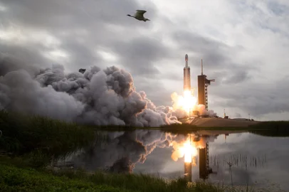 Psyche LaunchA SpaceX Falcon Heavy rocket with the Psyche spacecraft onboard is launched from Launch Complex 39A, Friday, Oct. 13, 2023, at NASAâs Kennedy Space Center in Florida. NASAâs Psyche spacecraft will travel to a metal-rich asteroid by the same name orbiting the Sun between Mars and Jupiter to study itâs composition. The spacecraft also carries the agency's Deep Space Optical Communications technology demonstration, which will test laser communications beyond the Moon. Photo Credit: (NASA/Aubrey Gemignani)Local: Cape CanaveralIndexador: NASA/Aubrey GemignaniFonte: (NASA/Aubrey Gemignani)Fotógrafo: Photo Archivist/Photographer<!-- NICAID(15639889) -->