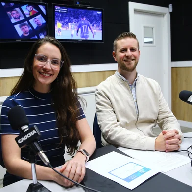 CAXIAS DO SUL, RS, BRASIL, 25/09/2025. Júlia Lazzari e Arthur Martinelli do Corrida da CIC: Corre Per La Storia, participam do programa Show dos Esportes no estúdio da Rádio Gaúcha Serra. (Porthus Junior/Agência RBS)<!-- NICAID(16143972) -->