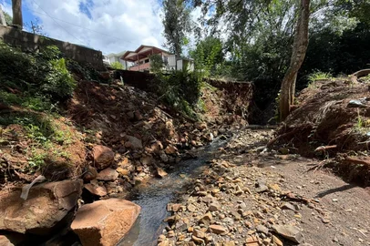 Moradores convivem com problema de esgoto há 30 anos em Erechim<!-- NICAID(16256649) -->