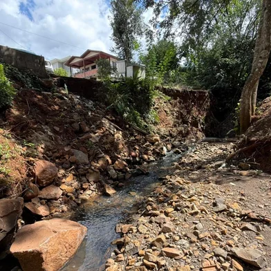 Moradores convivem com problema de esgoto há 30 anos em Erechim<!-- NICAID(16256649) -->