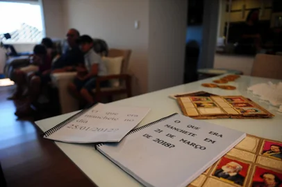 CAXIAS DO SUL, RS, BRASIL, 25/03/2021 - Carlos Fernandes Sobrinho, 68, teve diagnosticada em novembro uma rara doença degenerativa. Refletindo sobre o que importa na vida, ele repetiu com a neta Rafaela, 3, o gesto que havia feito no nascimento do neto Thiago, 9: um jornal feito por ele mesmo compilando os fatos mais importantes do dia em que as crianças nasceram. (Marcelo Casagrande/Agência RBS)<!-- NICAID(14742762) -->