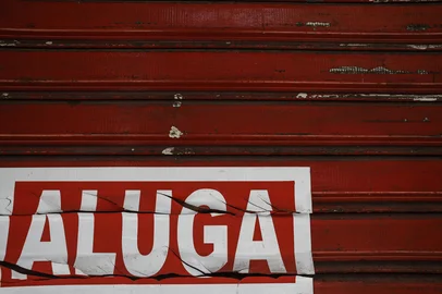 PORTO ALEGRE, RS, BRASIL - 2025.02.18 - Hoje, há 46 salas comerciais na Rua dos Andradas desocupadas. Após pandemia, obras centrais e alagamento, alguns comercios não resistiram a alugueis elevados e movimento fraco na região central da cidade. (Foto: André Ávila/ Agência RBS)Indexador: Andre Avila<!-- NICAID(15979063) -->