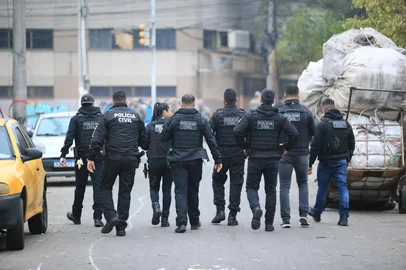 PORTO ALEGRE, RS, BRASIL, 11-07-2025: Uma operação procura por foragidos na Vila dos Papeleiros, na região central de Porto Alegre, na manhã desta sexta-feira (11). São cumpridos 17 mandados de prisão. A ofensiva é da Polícia Civil e da Brigada Militar e conta com dezenas de viaturas. Foto: Ronaldo Bernardi/Agência RBS<!-- NICAID(16078264) -->