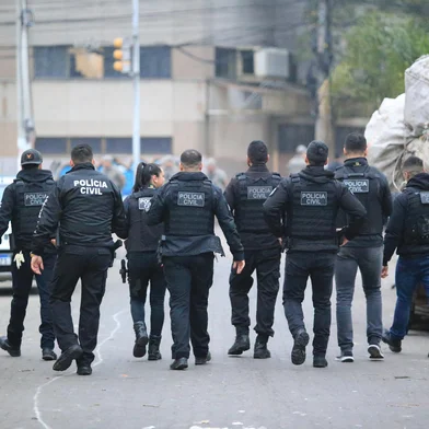 PORTO ALEGRE, RS, BRASIL, 11-07-2025: Uma operação procura por foragidos na Vila dos Papeleiros, na região central de Porto Alegre, na manhã desta sexta-feira (11). São cumpridos 17 mandados de prisão. A ofensiva é da Polícia Civil e da Brigada Militar e conta com dezenas de viaturas. Foto: Ronaldo Bernardi/Agência RBS<!-- NICAID(16078264) -->