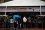 PORTO ALEGRE, RS, BRASIL, 02.11.2023: tarde de chuva na praça da alfândega. Foto: Camila Hermes/Agencia RBS<!-- NICAID(15586902) -->