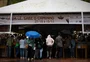 Mesmo com chuva, Feira do Livro atraiu grande público na tarde do feriado