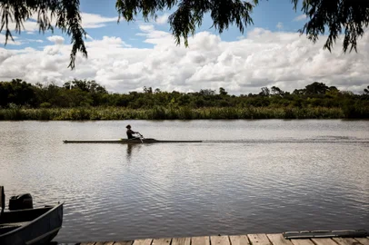 Pelotas, RS, Brasil, 10/12/2024 - Projeto Remar para o Futuro, que teve 8 atletas e treinador mortos em um acidente no Paraná, retoma treinos e atleta sobrevivente Brenda Madruga Freitas rema pela primeira vez após a tragédia. Na foto, Brenda Madruga Freitas. - Foto: Jonathan Heckler/Agência RBS<!-- NICAID(15933145) -->