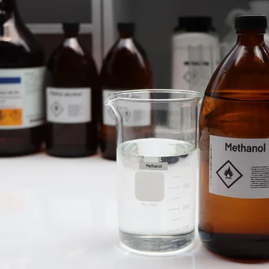 Methanol in glass, Hazardous chemicals and symbols on containers in industryadobe stockFonte: 584405642<!-- NICAID(16136075) -->