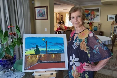 Amante da arte e das cores, a ex-governadora Yeda Crusius virou pintora aos 77 anos. Autodidata, pintou sua primeira tela autoral neste início de 2022, ano do centenário da Semana de Arte Moderna, que tem um significado especial em sua vida. Foi inspirada nesse movimento que ela deu o nome à filha Tarsila, nascida em um  22 de janeiro.