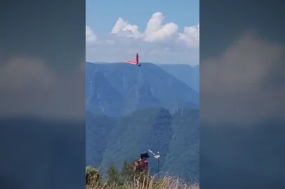 Momento em que asa-delta se fecha em pleno no voo na Serra da Rocinha, divisa SC/RS, em 2/3/2025