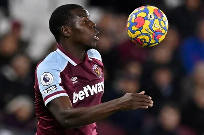 West Ham United's French defender Kurt Zouma controls the ball during the English Premier League football match between West Ham and Watford at the London Stadium, in London on February 8, 2022. (Photo by Glyn KIRK / AFP) / RESTRICTED TO EDITORIAL USE. No use with unauthorized audio, video, data, fixture lists, club/league logos or 'live' services. Online in-match use limited to 120 images. An additional 40 images may be used in extra time. No video emulation. Social media in-match use limited to 120 images. An additional 40 images may be used in extra time. No use in betting publications, games or single club/league/player publications. / Editoria: SPOLocal: LondonIndexador: GLYN KIRKSecao: soccerFonte: AFPFotógrafo: STR<!-- NICAID(15011094) -->