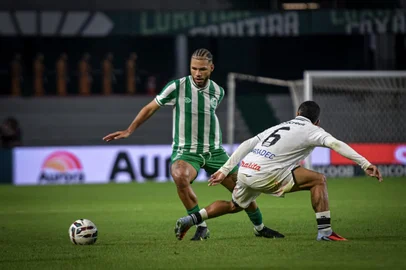 Operário-PR x Juventude pela 12ª rodada da Série B 2026. Na foto, o lateral-direito Nathan Santos.<!-- NICAID(16300881) -->