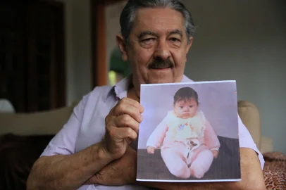 PORTO ALEGRE,RS,BRASIL.2021,10,15.Senhor Orlando Alves da SIlva, representante comercial busca pela filha, na foto com filha Lisandra ,não sabe o sobre nome.(RONALDO BERNARDI/AGENCIA RBS).<!-- NICAID(14916108) -->