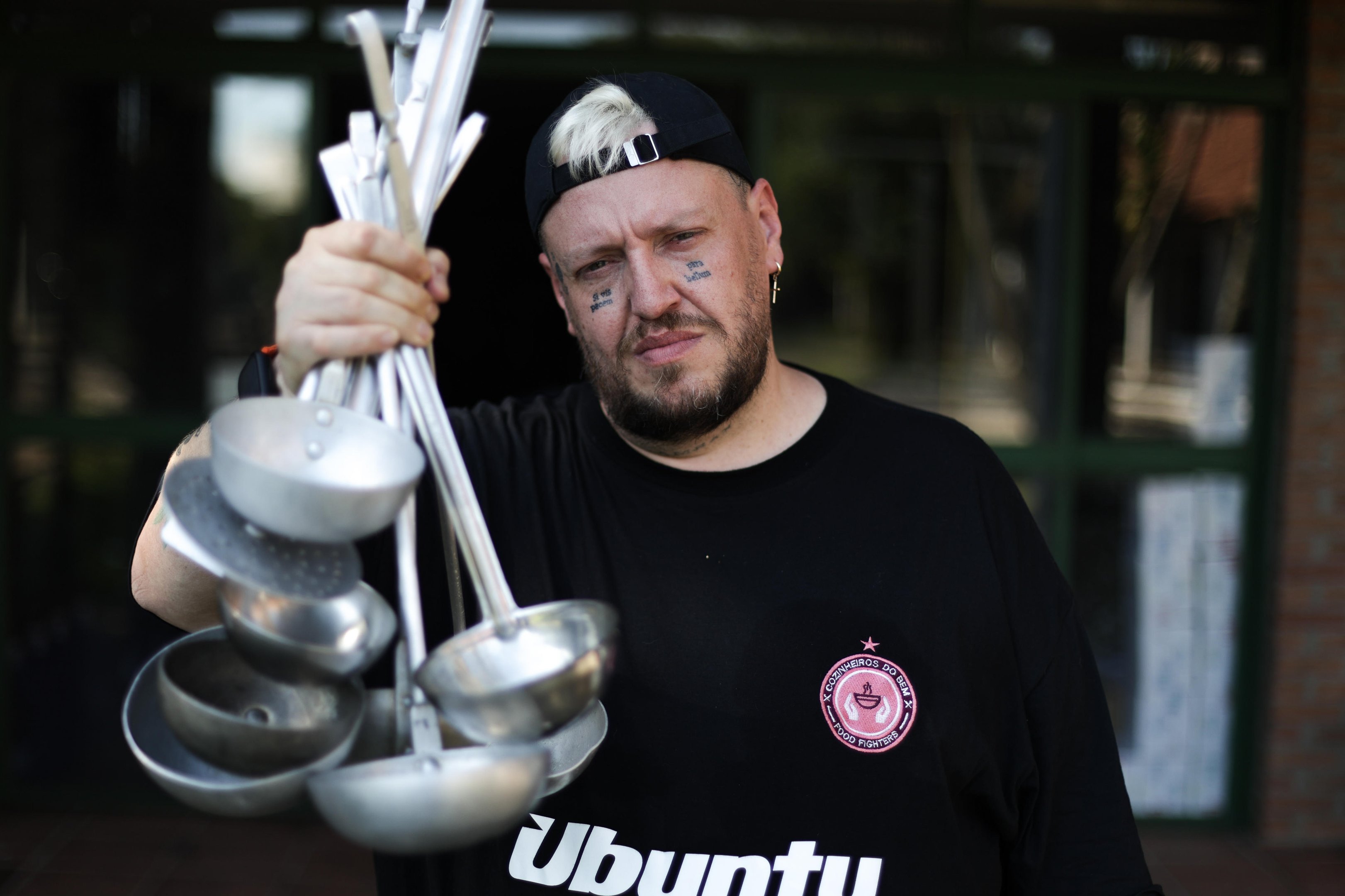 "Nos pr&oacute;ximos 10 anos, queremos extinguir a fome em Porto Alegre", diz fundador do Cozinheiros do Bem