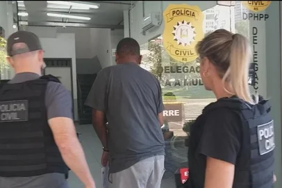 A Polícia Civil prendeu preventivamente, na manhã da última quinta-feira (6), um homem de 40 anos conhecido como “disciplinador de devedores do tráfico de drogas”. Ele foi detido no bairro Primavera, em Novo Hamburgo, no Vale do Sinos.<!-- NICAID(15480608) -->