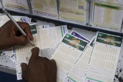 PORTO ALEGRE, RS, BRASIL, 31-12-2025: Movimentação na lotérica Vírus da Sorte, no bairro Partenon, para apostar na Mega da Virada, com prêmio bilionário, no último dia do ano. Foto: Mateus Bruxel/Agência RBSIndexador: MATEUS BRUXEL<!-- NICAID(16196212) -->