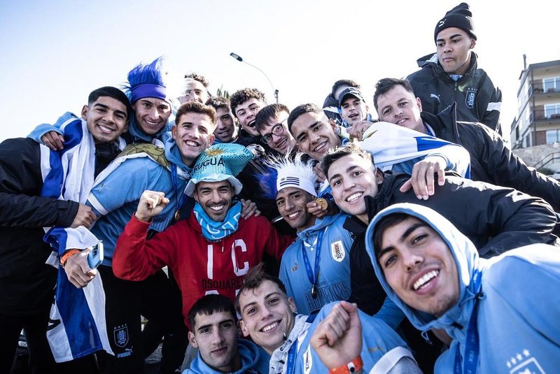 Luis Suárez comemora título da seleção uruguaia sub-20<!-- NICAID(15453933) -->