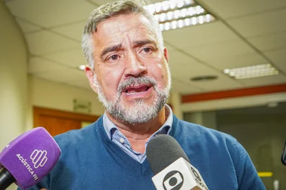Ministro-chefe da Secretaria Extraordinária de Apoio à Reconstrução do Rio Grande do Sul, Paulo Pimenta, e outros ministros concedem entrevista coletiva em Porto Alegre.<!-- NICAID(15775873) -->