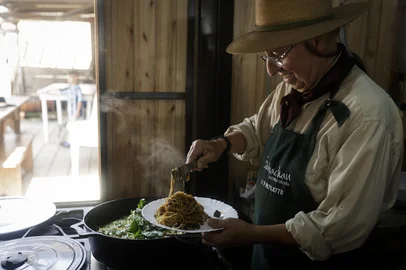 PORTO ALEGRE, RS, BRASIL, 18-09-2025: O patrono do Acampamento Farroupilha 2025, René Barbachan, prepara massa frita com charque no piquete Hélio Barbachan, no Parque Mauricio Sirotsky Sobrinho, Harmonia. Ele participa da sessão Receita do Leitor do Diário Gaúcho. Foto: Mateus Bruxel/Agência RBSIndexador: MATEUS BRUXEL<!-- NICAID(16127252) -->