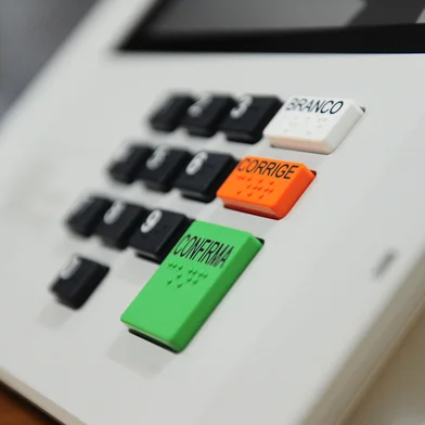 CAXIAS DO SUL, RS, BRASIL, 20/10/2022. Eleições 2022 - Edson Borowski, chefe da 169ª Zona Eleitoral faz a auditoria das urnas para o segundo turno das eleições. (Porthus Junior/Agência RBS)<!-- NICAID(15241725) -->