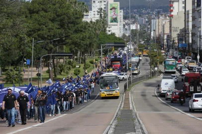 Porto Alegre, RS, Brasil, 03-10-2023: Manifestação de policiais civis reivindica reajuste salarial. Foto: Mateus Bruxel/Agência RBSIndexador: Andre Avila<!-- NICAID(15558512) -->