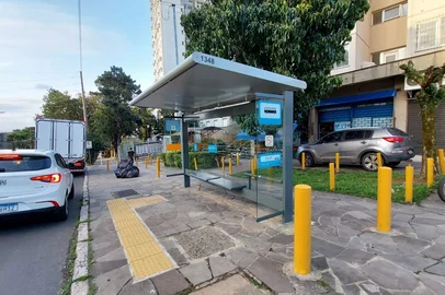 Parada de ônibus na Avenida do Forte