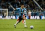 Cristian Olivera explica ruptura com empresário, que responde: "Enquanto compra bolsas para esposa, a mãe limpa o chão"