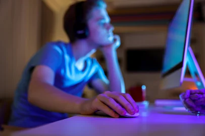 New Africa / stock.adobe.com Teenage boy using computer in room at night, focus on hand. Internet addiction. Foto: New Africa / stock.adobe.comIndexador: Olga Yastremska, New Africa, AfrFonte: 573735823<!-- NICAID(16217548) -->