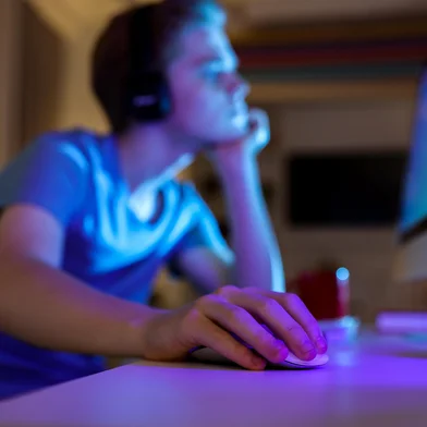 Teenage boy using computer in room at night, focus on hand. Internet addiction. Foto: New Africa / stock.adobe.comIndexador: Olga Yastremska, New Africa, AfrFonte: 573735823<!-- NICAID(16217548) -->